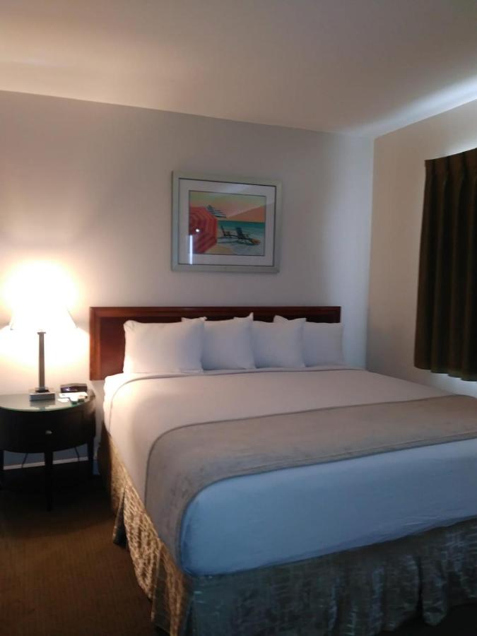 Superior King with Kitchenette- Free Parking at Beach Place Hotel