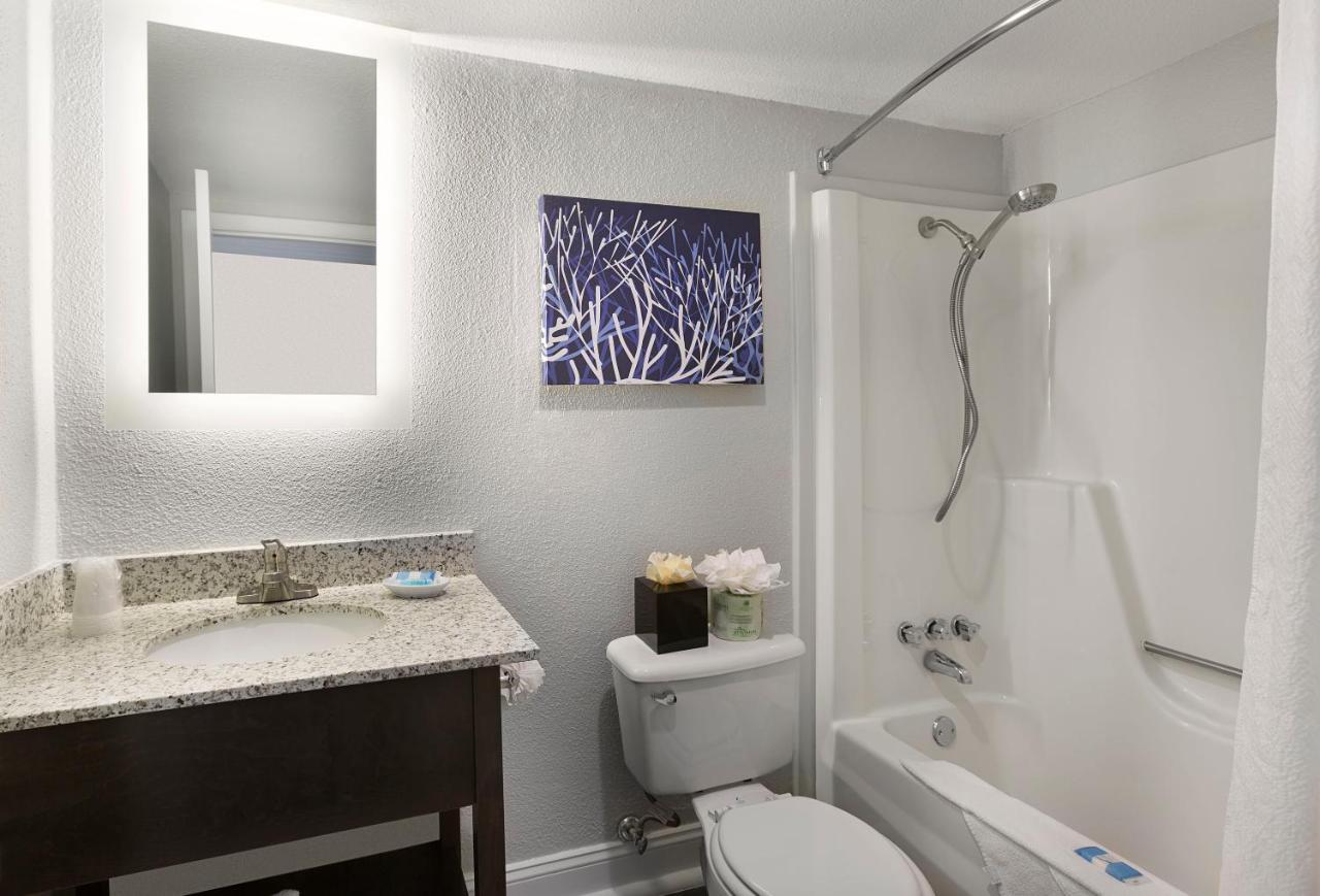 Deluxe Double Room with Sea View at Compass Cove Resort