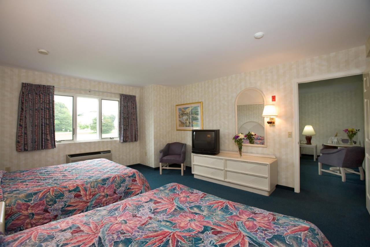 Deluxe Queen Suite at Winnapaug Inn