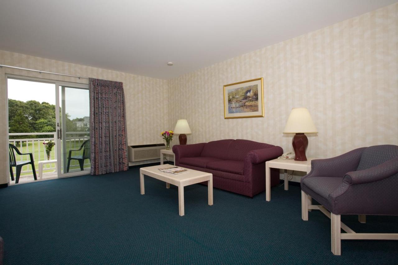 Deluxe Queen Suite at Winnapaug Inn