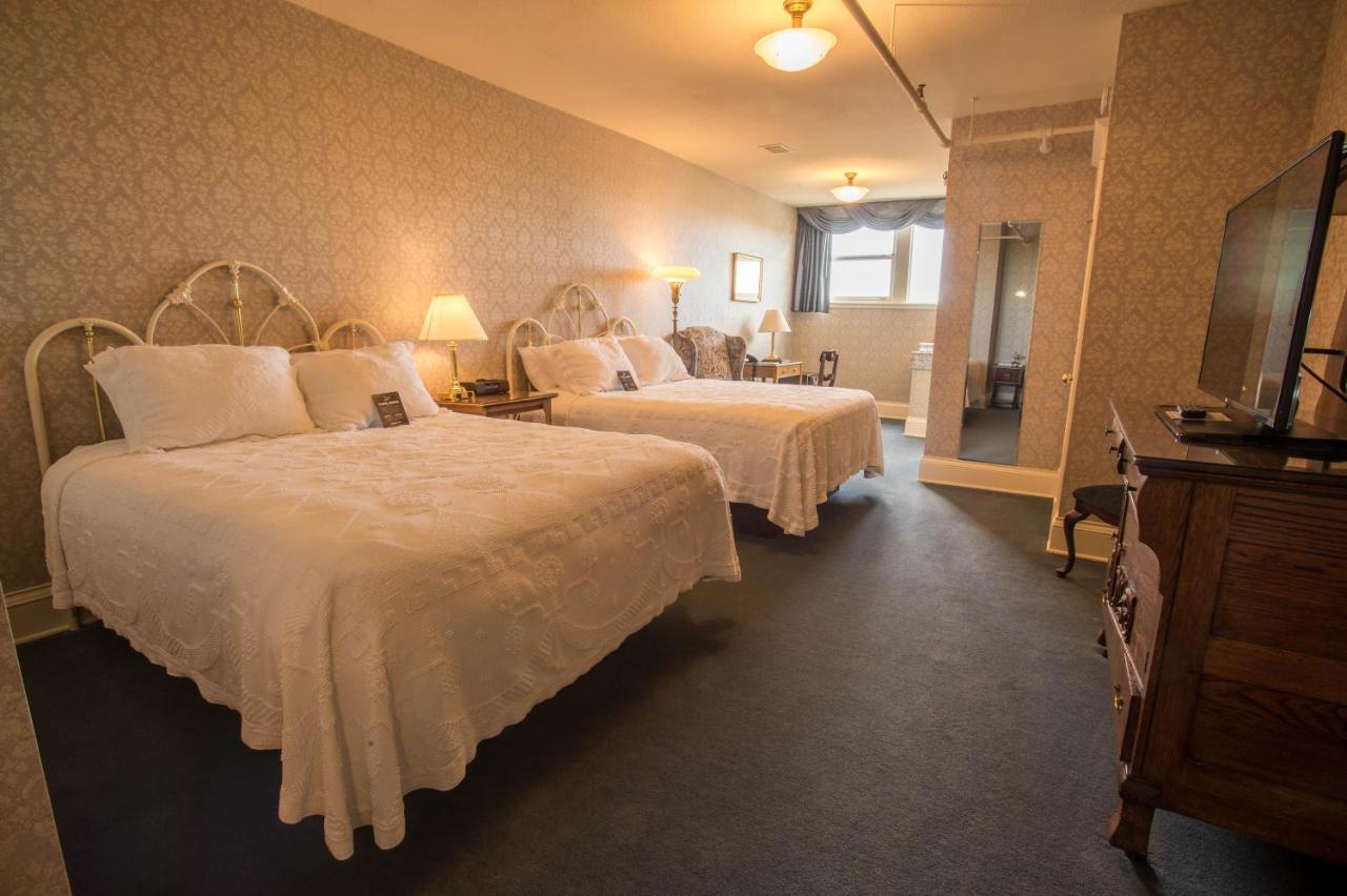 Deluxe Two Queen Bed Room at Hotel Boulderado