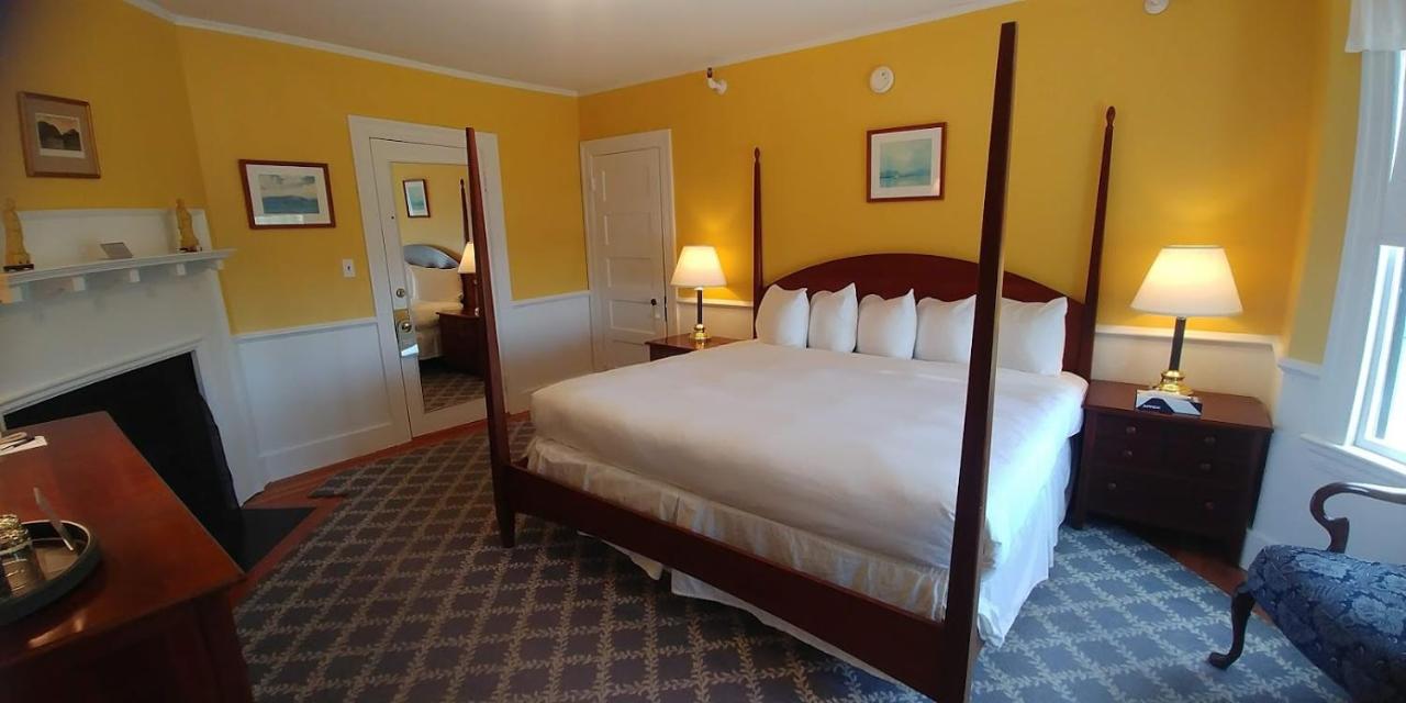 King Room with Sea View at Asticou Inn