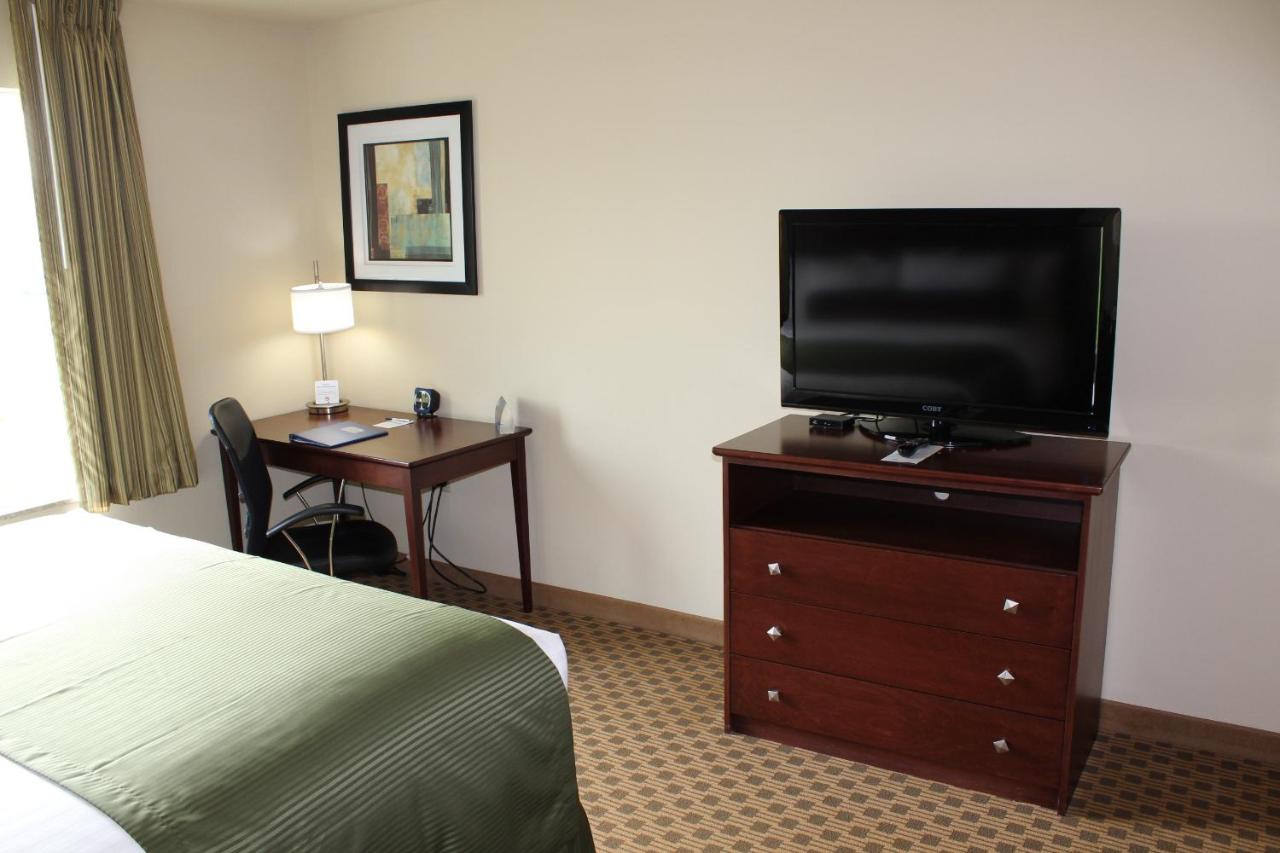 Queen Room with Two Queen Beds - Non-Smoking at Cobblestone Inn & Suites - Rugby