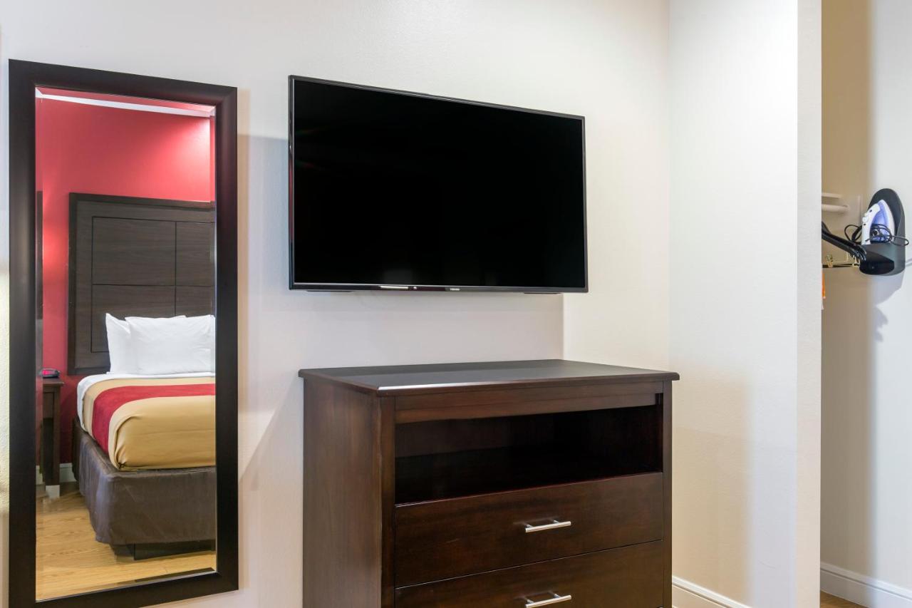 King Suite at Red Star Inn & Suites