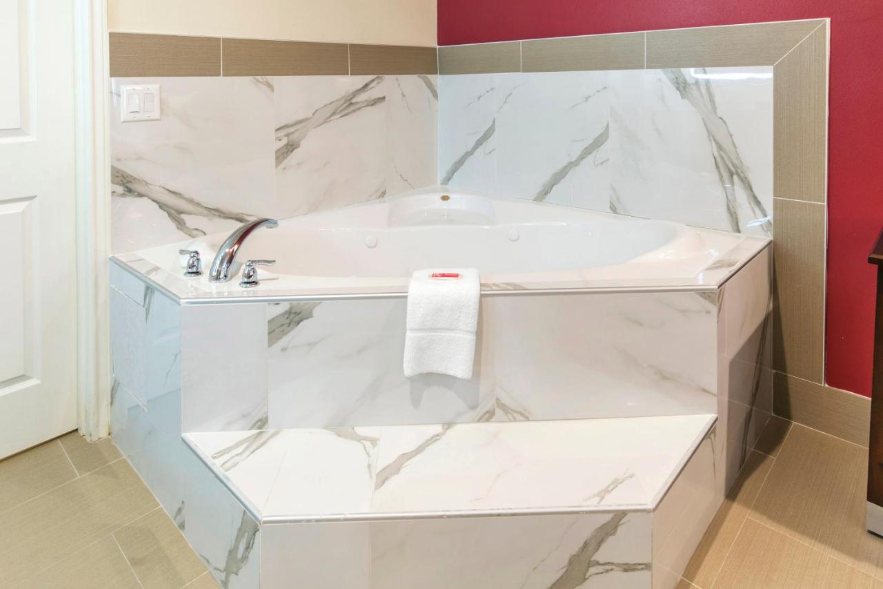 King Suite with Whirlpool at Red Star Inn & Suites