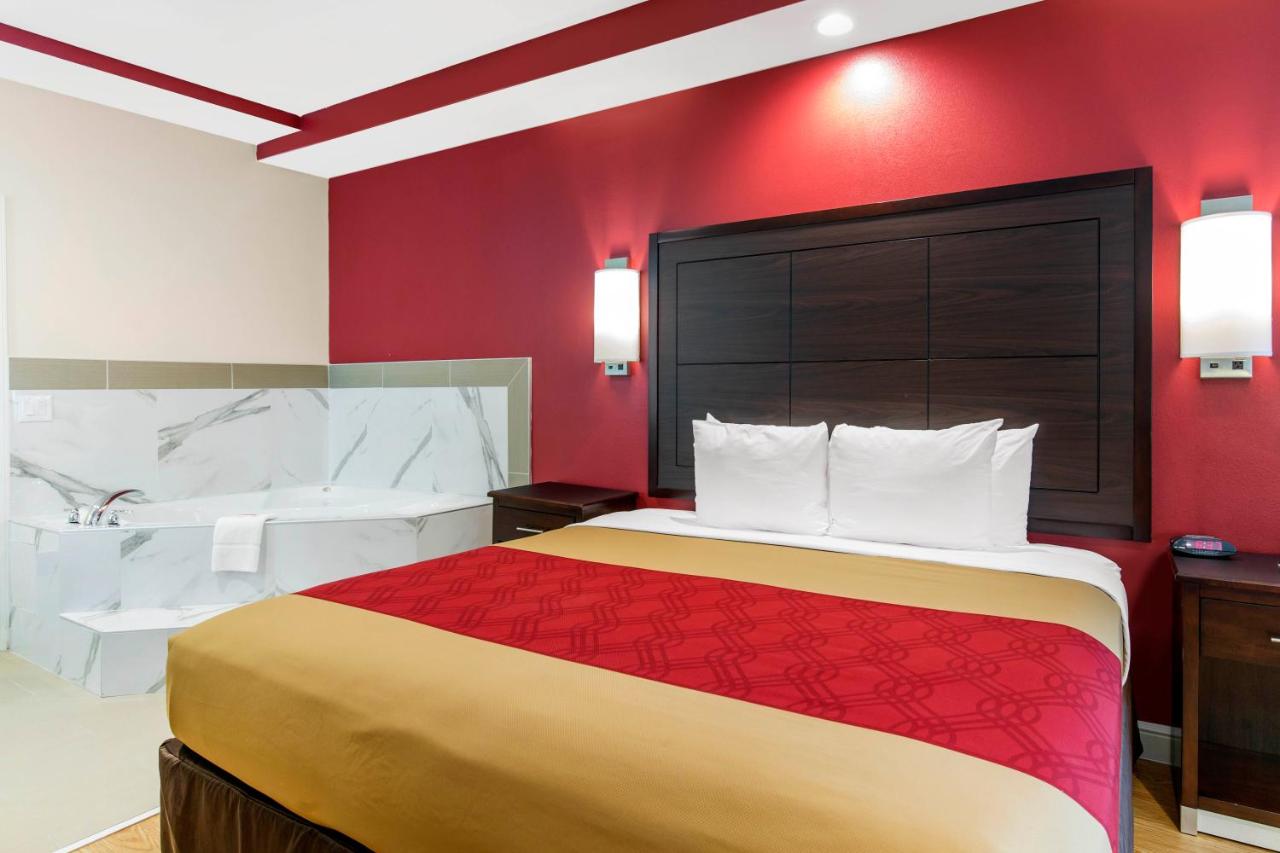 King Suite with Whirlpool at Red Star Inn & Suites