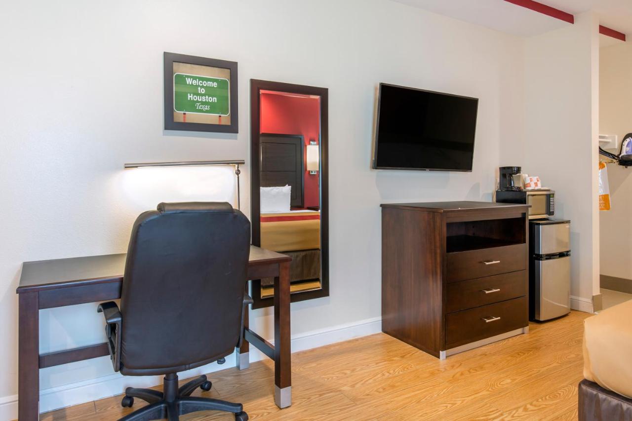 King Suite with Whirlpool at Red Star Inn & Suites