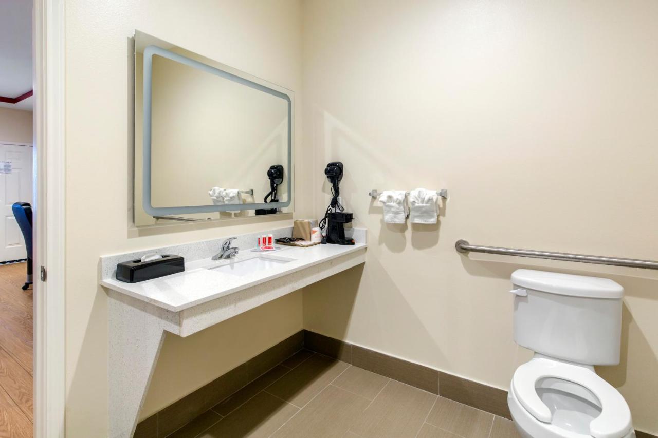 King Suite at Red Star Inn & Suites