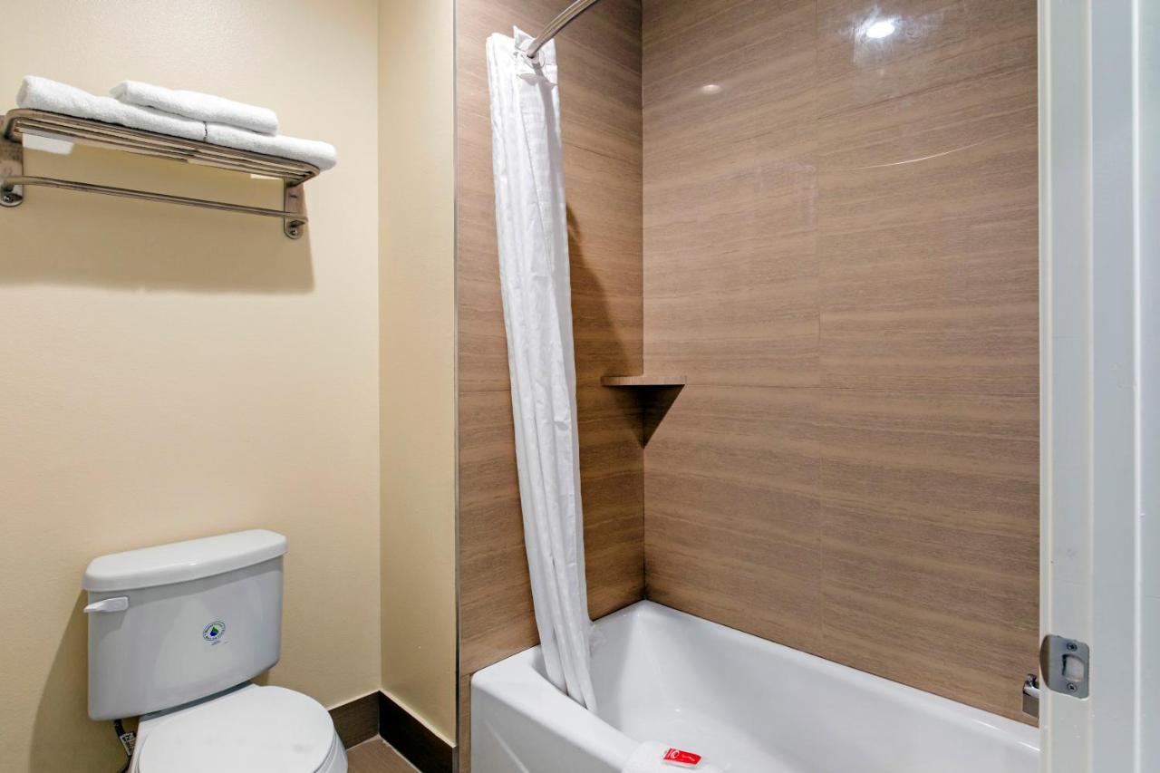 King Suite at Red Star Inn & Suites
