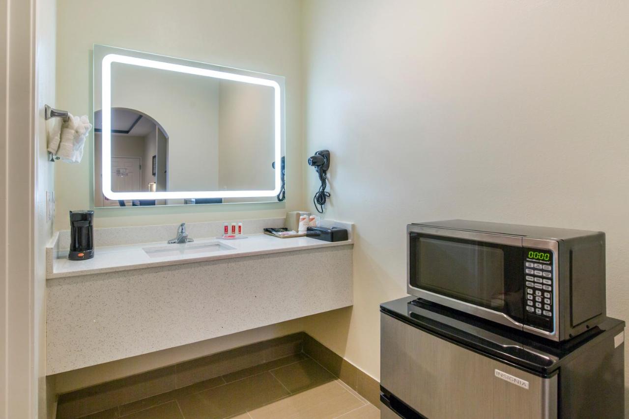 King Suite at Red Star Inn & Suites