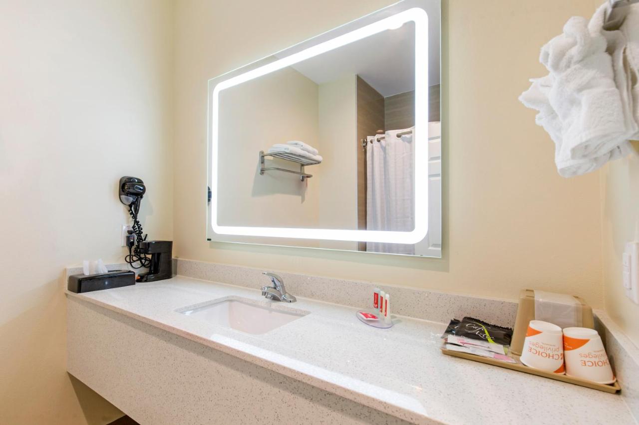 King Suite at Red Star Inn & Suites