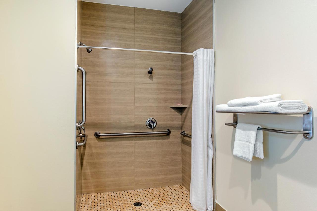 King Suite at Red Star Inn & Suites