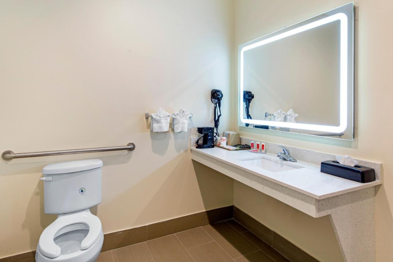 King Suite at Red Star Inn & Suites