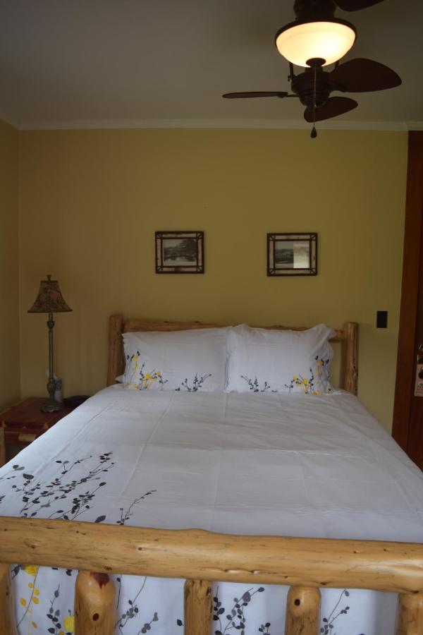 Standard Queen Room at The Long View Lodge