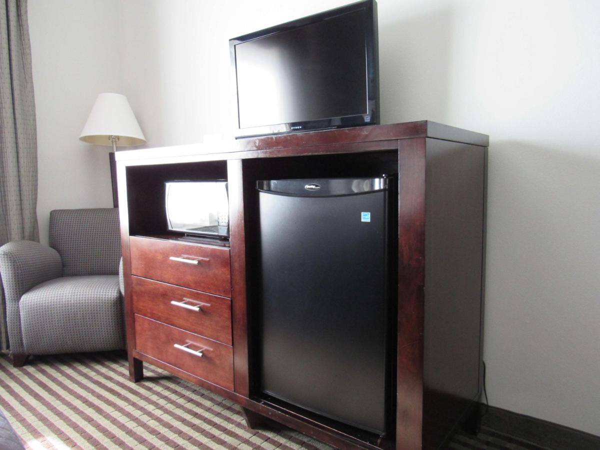 Queen Room with Two Queen Beds and Roll-In Shower - Disability Access/Non-Smoking at Best Western Abbeville Inn & Suites