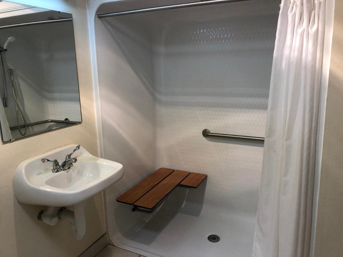 King Room - Mobility Access/Non-Smoking at Days Inn by Wyndham Batavia Ohio