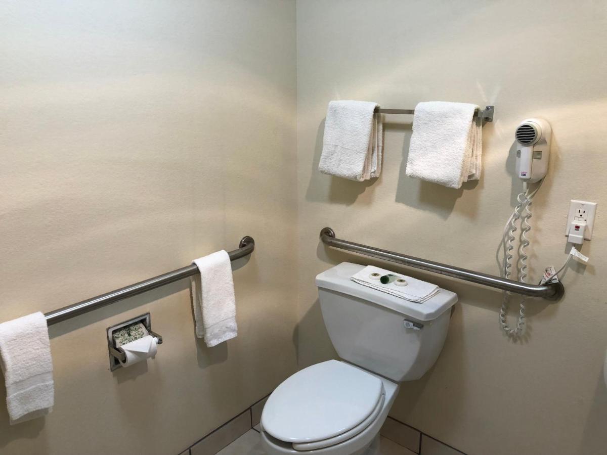 King Room - Mobility Access/Non-Smoking at Days Inn by Wyndham Batavia Ohio