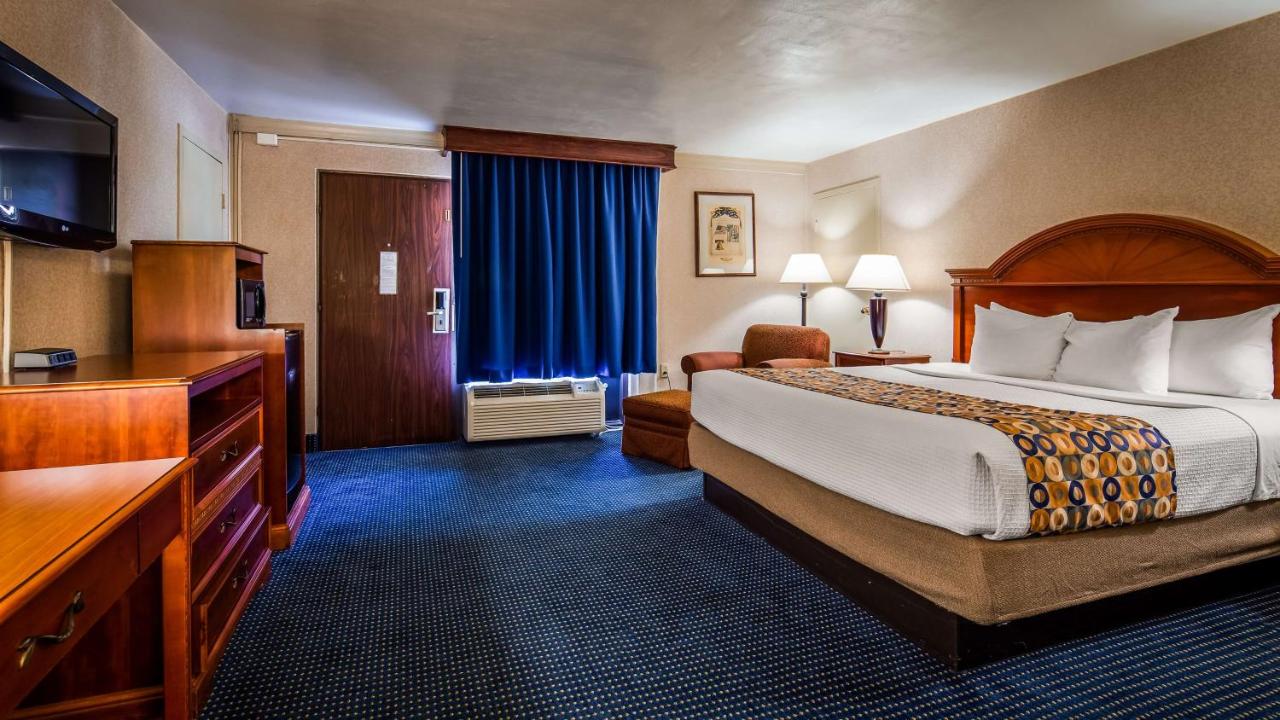 Deluxe King Room - Non-Smoking at Comfort Inn Pentagon