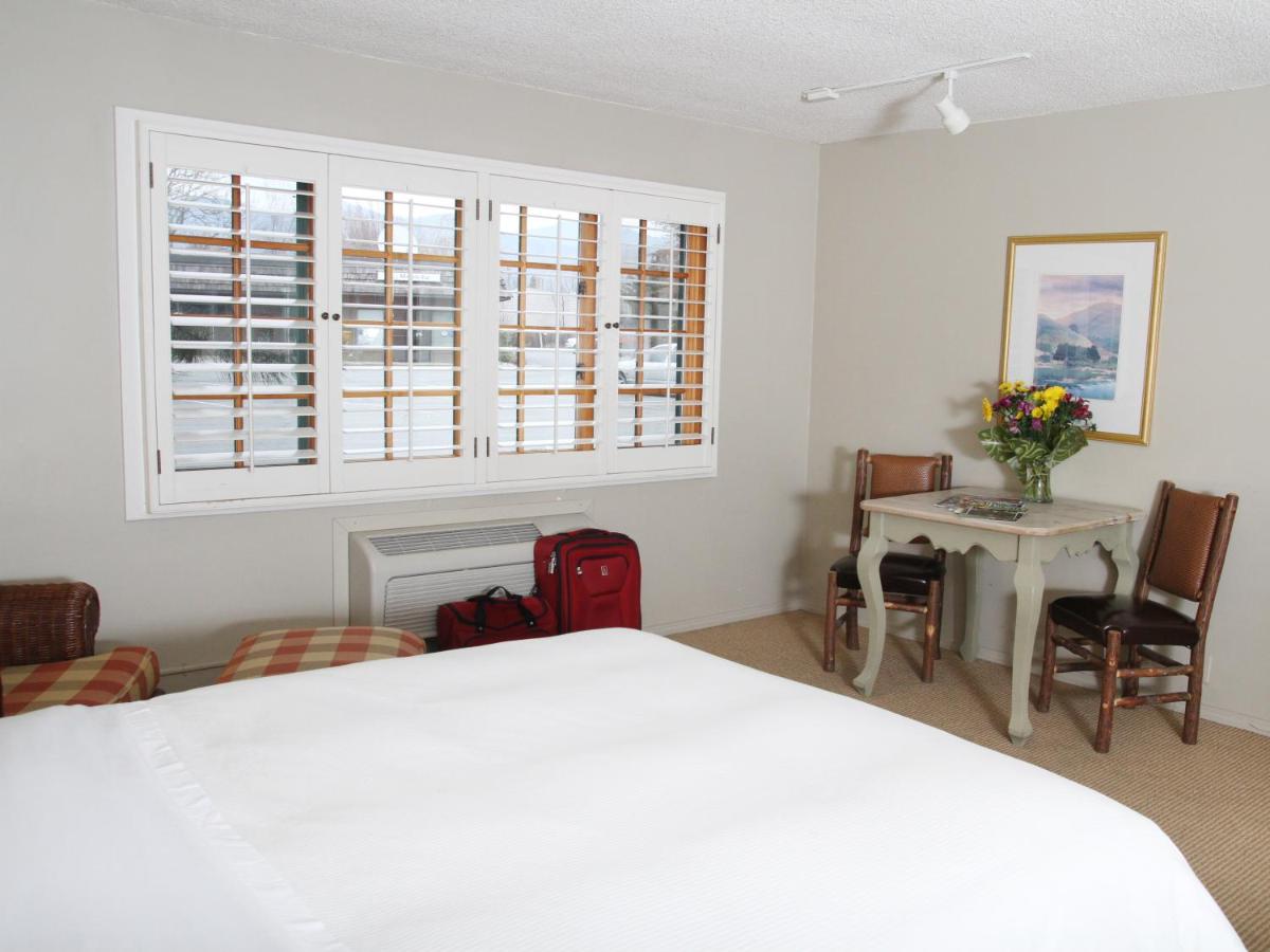King Room at The Lodge at Riverside