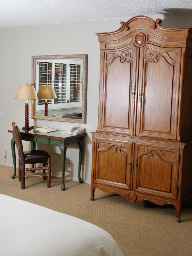 King Room at The Lodge at Riverside
