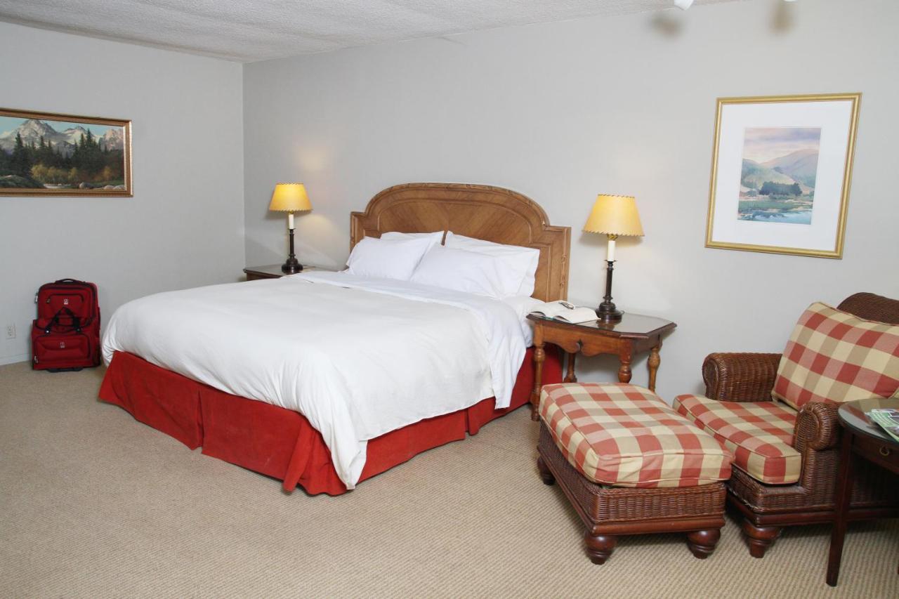 King Room at The Lodge at Riverside