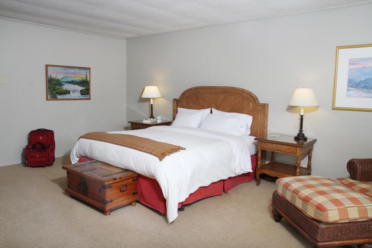 King Room at The Lodge at Riverside