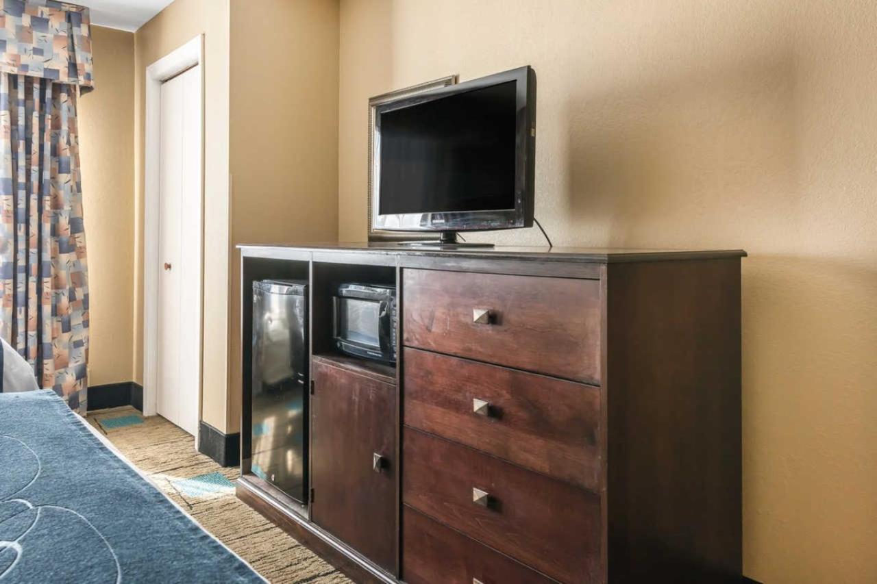Queen Suite at Comfort Suites near MCAS Beaufort