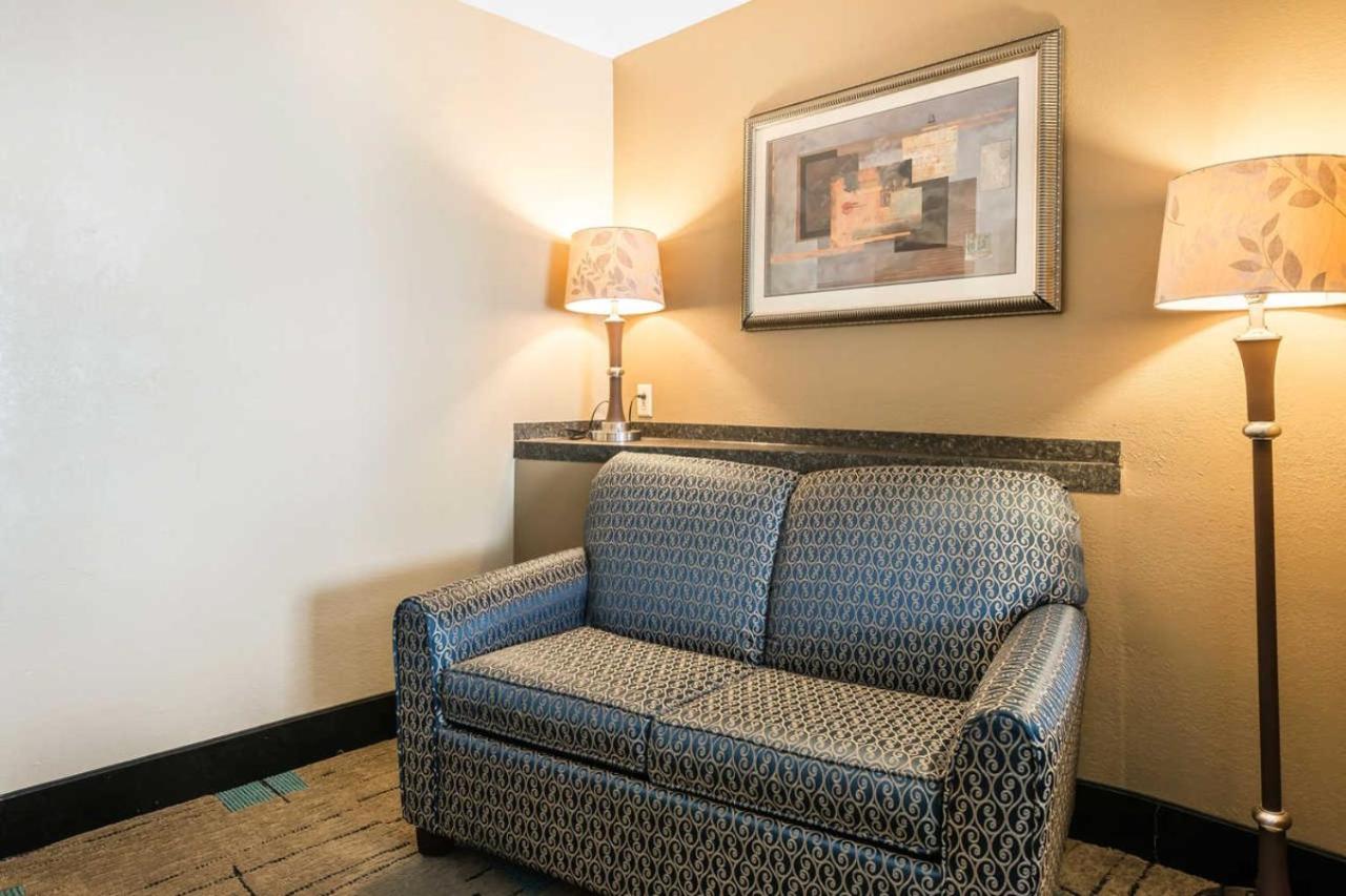 Queen Suite at Comfort Suites near MCAS Beaufort
