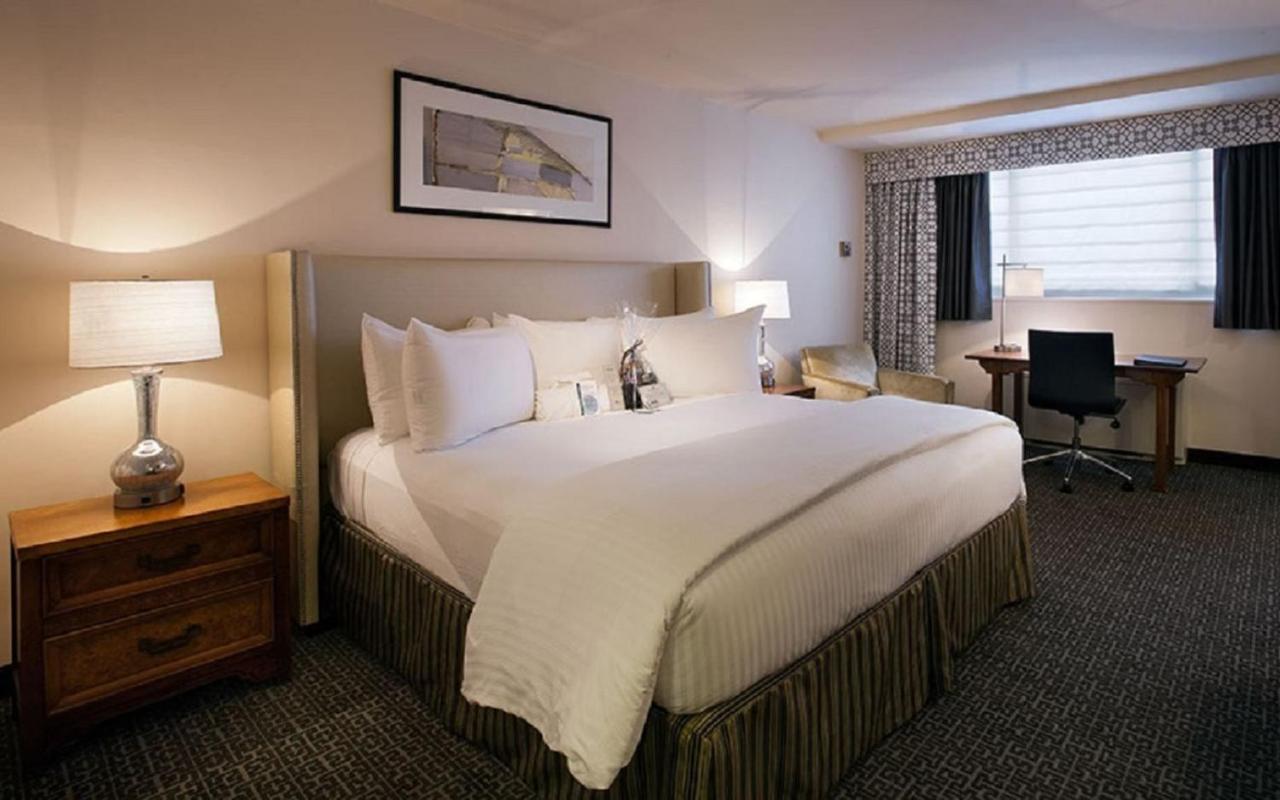 Accessible Deluxe King at State Plaza Hotel