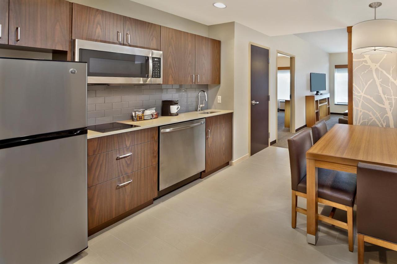 Queen Suite - Disability Access at Hyatt Place Warwick / Providence Airport