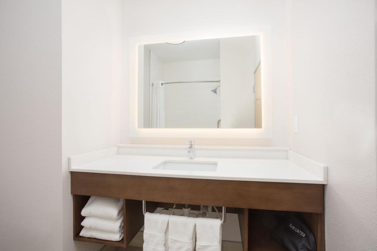 King Room - Mobility Access Tub - Non-Smoking at Holiday Inn Express & Suites Amarillo by IHG