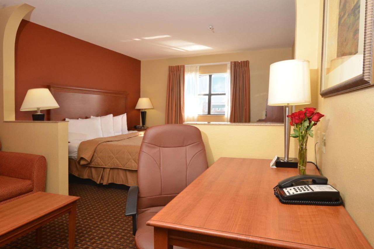 King Suite - Non-Smoking at Econo Lodge Inn & Suites Little Rock SW