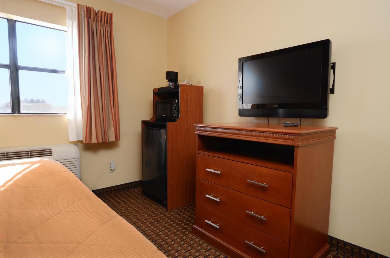 King Suite - Non-Smoking at Econo Lodge Inn & Suites Little Rock SW