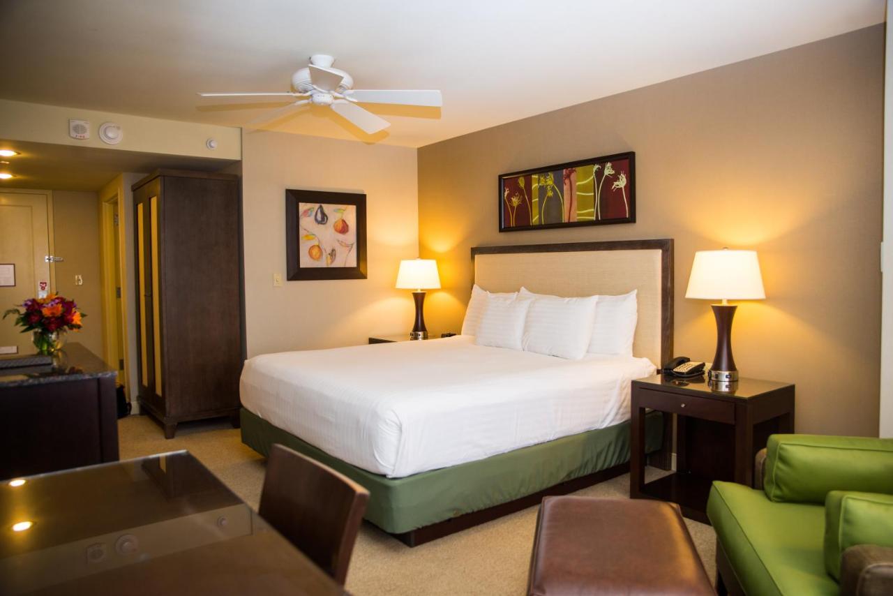 North Tower King at Isle Casino Hotel Bettendorf - A Caesars Rewards Destination