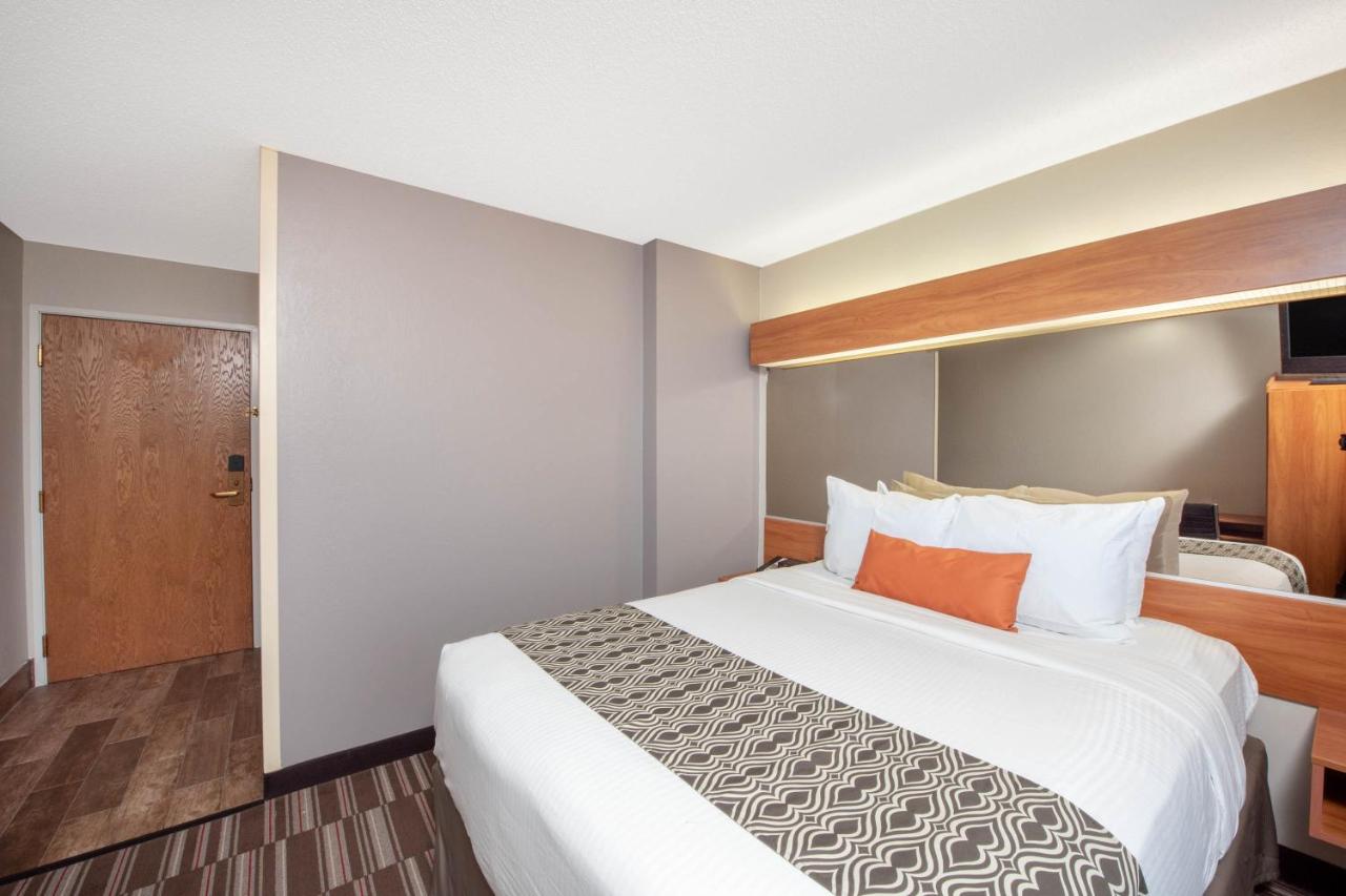 Queen Room - Non-Smoking at Microtel Inn & Suites by Wyndham Springfield