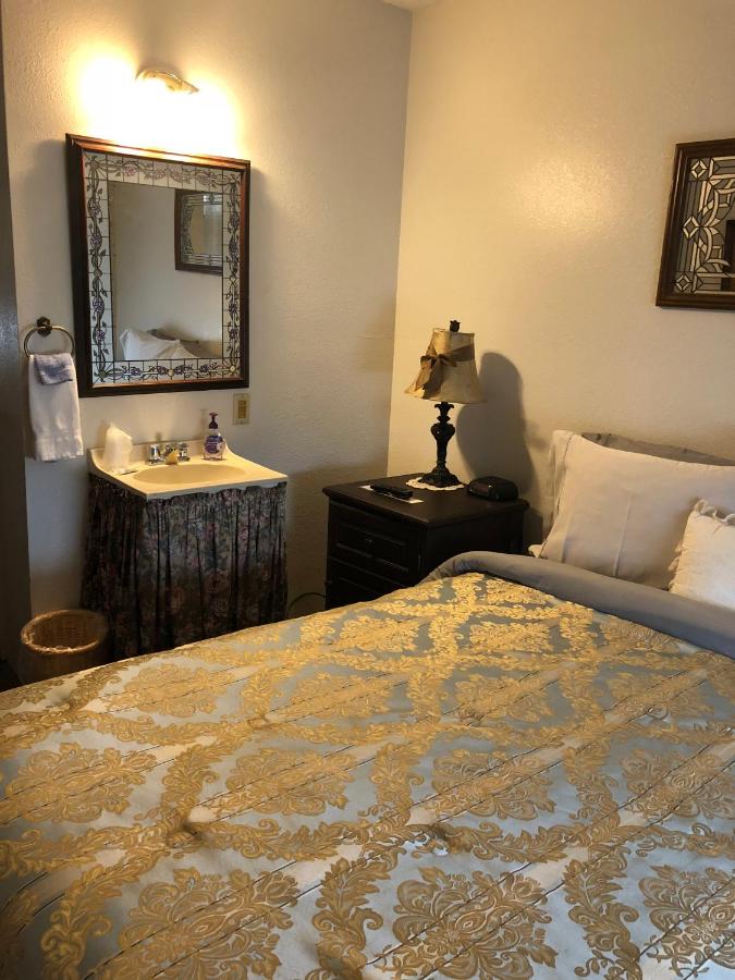Queen Room at The Courtland Hotel and Day Spa