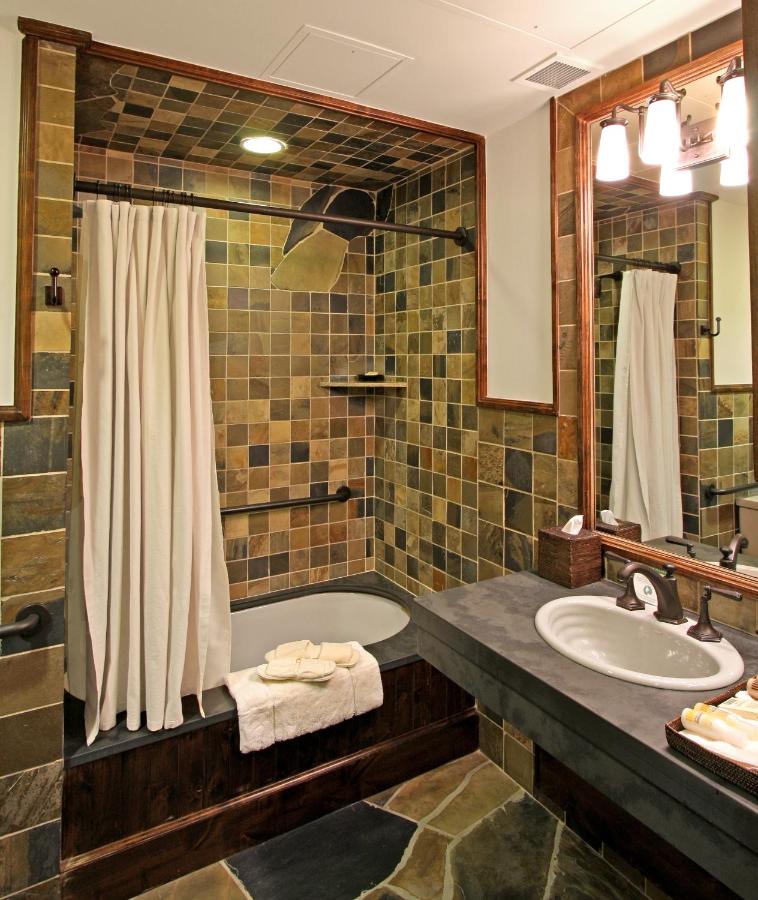 King suite with lake view - Marlette at West Shore Cafe and Inn