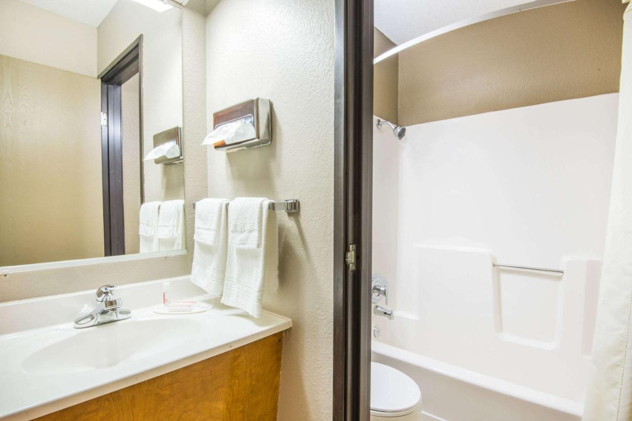 Queen Room - Smoking at Super 8 by Wyndham Nevada