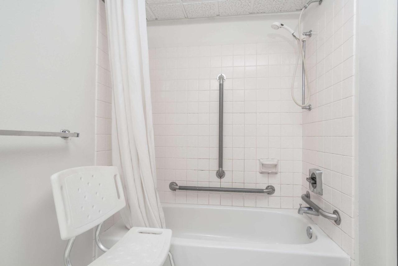 Queen Room - Disability Access/Non-Smoking at Super 8 by Wyndham Rice Lake