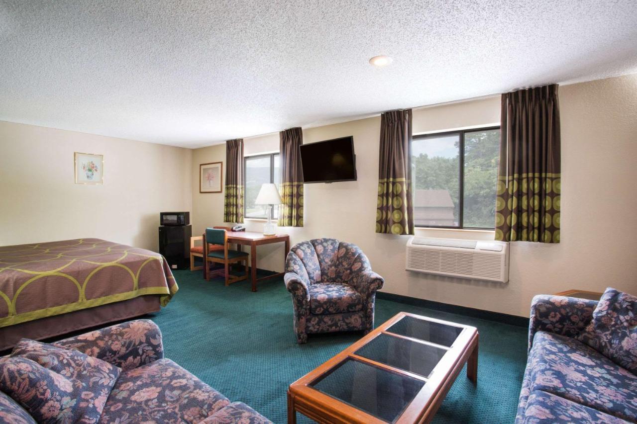 King Studio Suite - Non-Smoking at Super 8 by Wyndham Salem VA