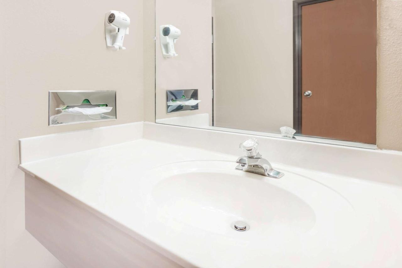 Studio King Suite - Non-Smoking at Super 8 by Wyndham Bolivar