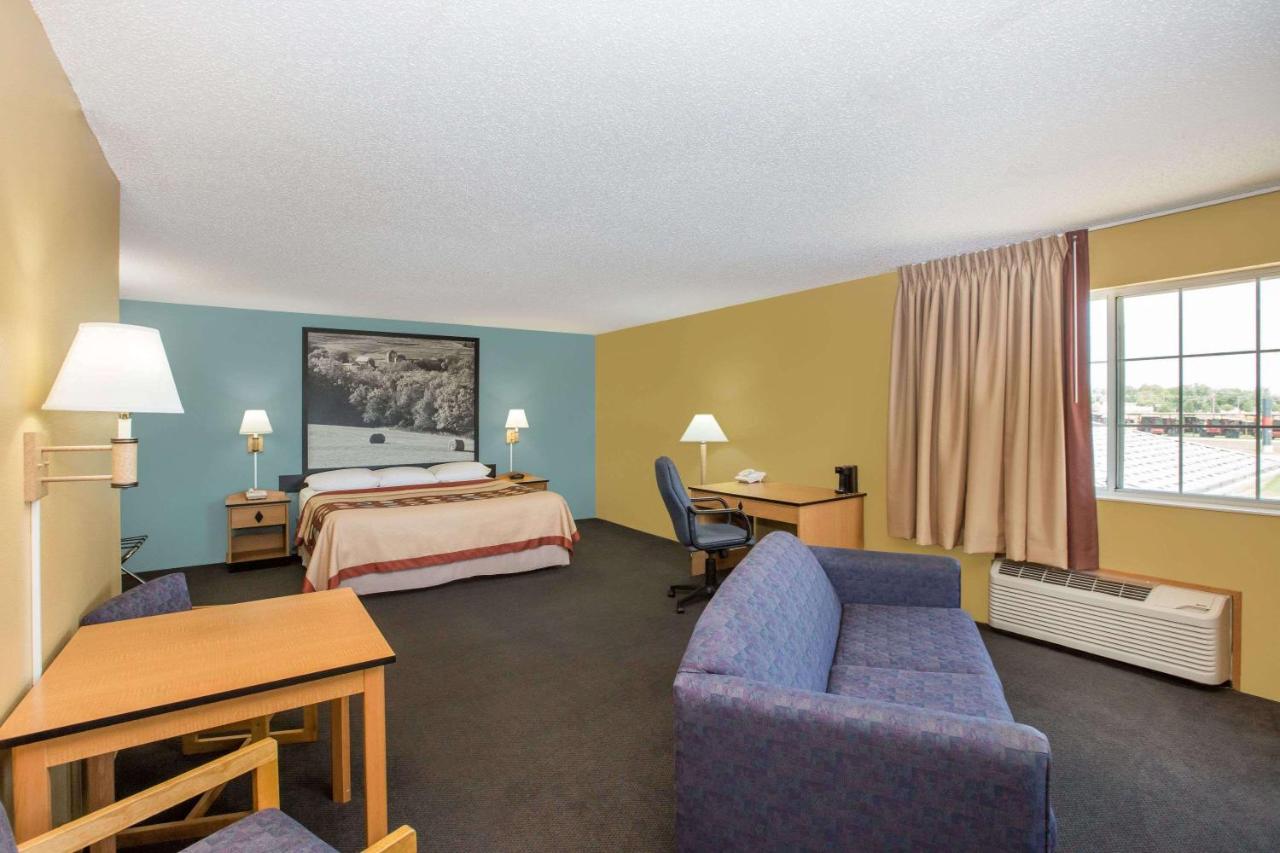 King Studio Suite - Non-Smoking at Super 8 by Wyndham Clarinda