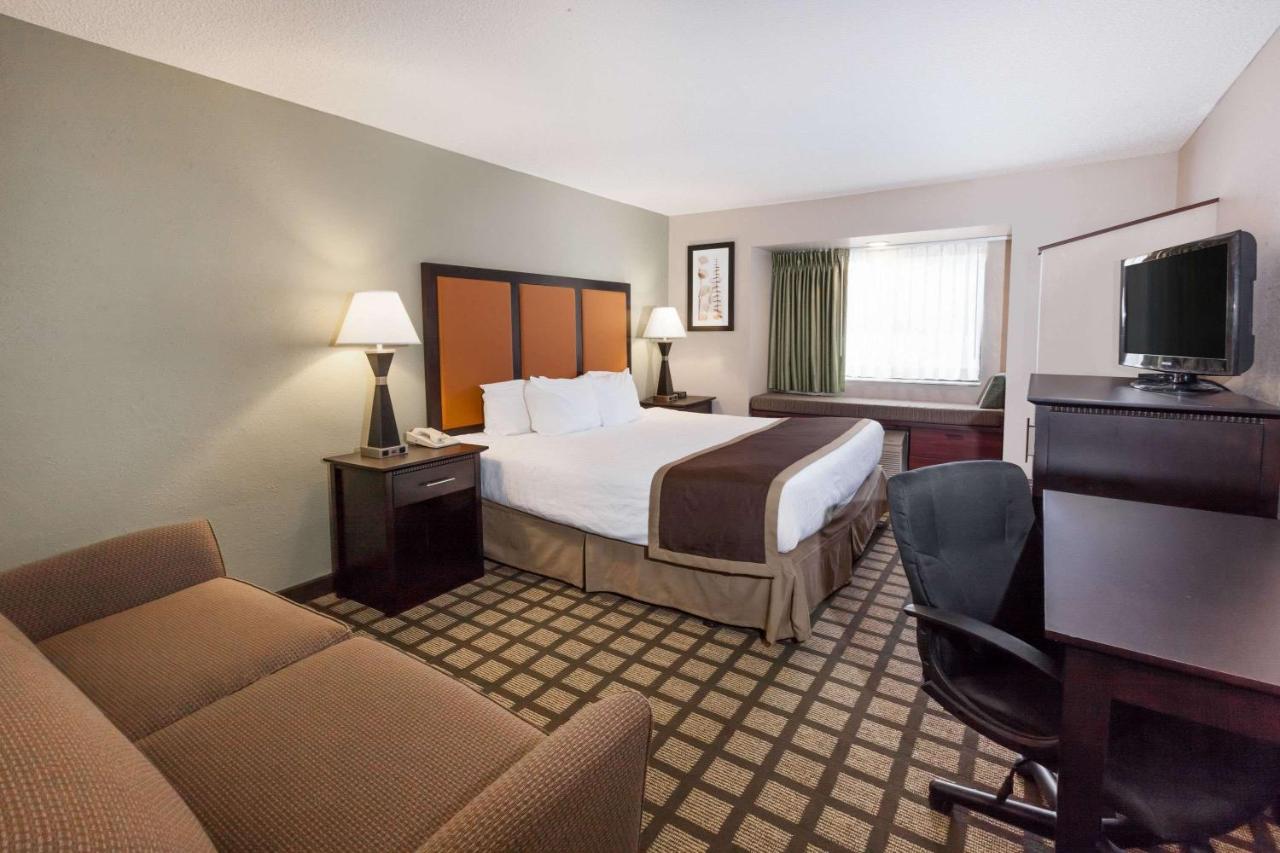 Business King Room at Baymont by Wyndham Gaylord