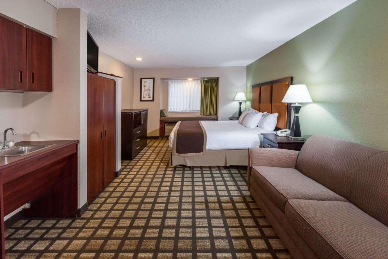 One-Room King Suite - Non-Smoking at Baymont by Wyndham Gaylord