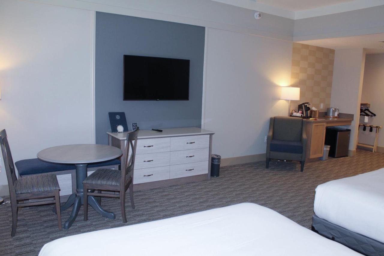Queen Room - Disability Access at Carlisle Inn
