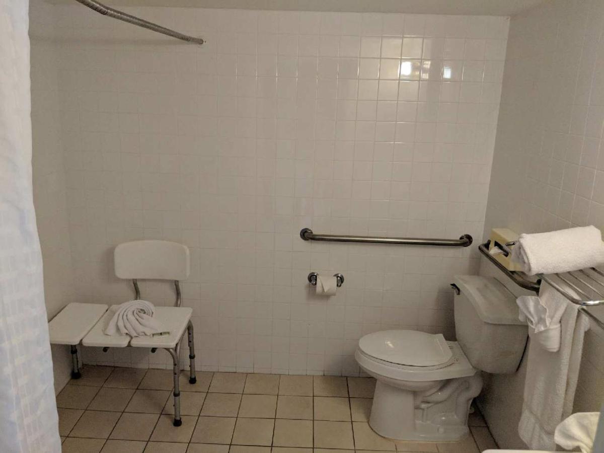 Queen Room - Disability Access at Vista Inn Lake Tarpon