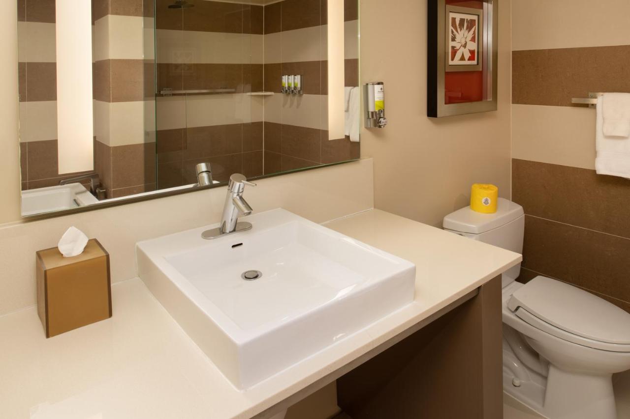 King Suite at Staypineapple, Hotel Rose, Downtown Portland