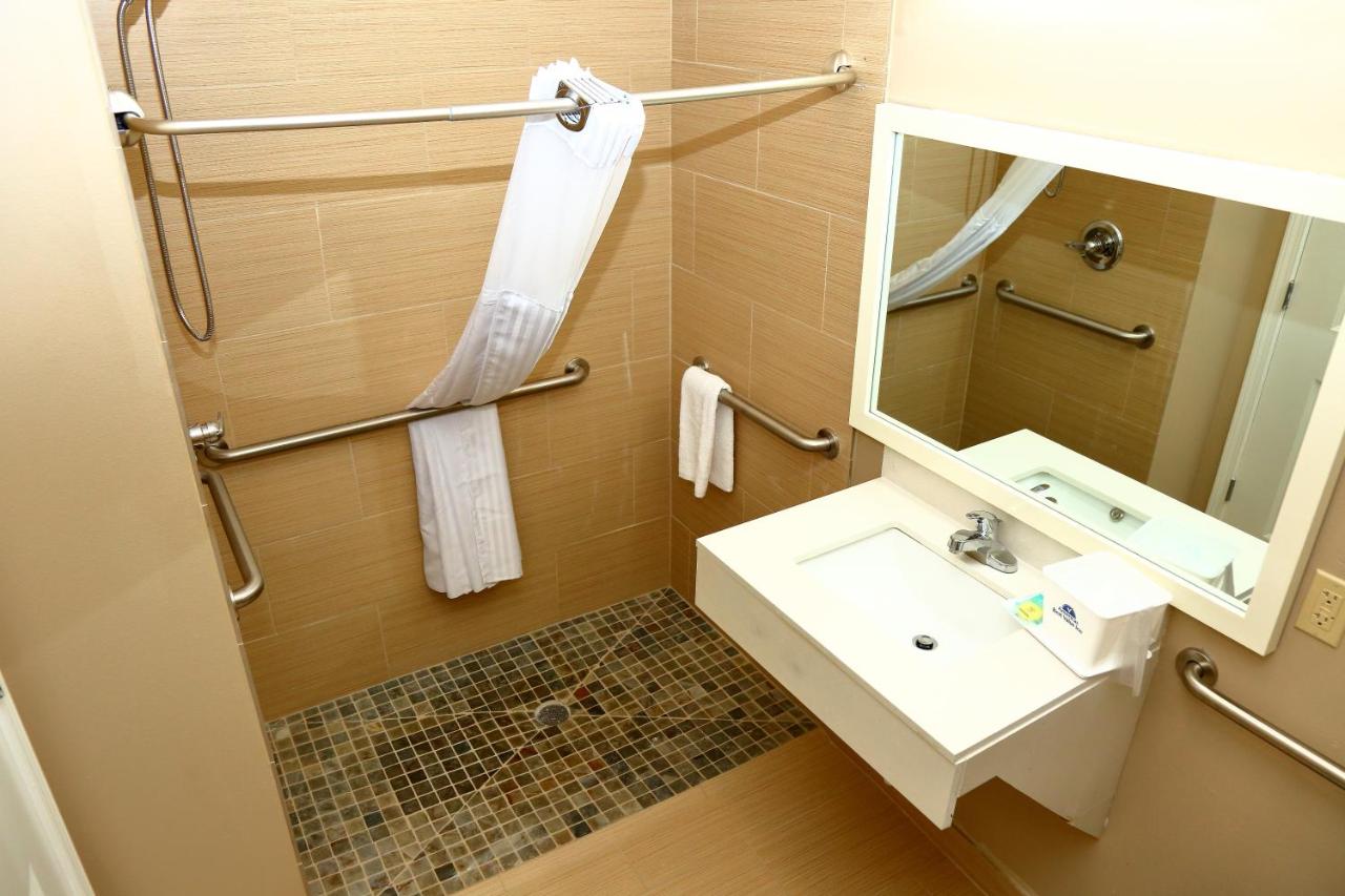 1 King Bed Accessible NS at Americas Best Value Inn & Suites Prairieville