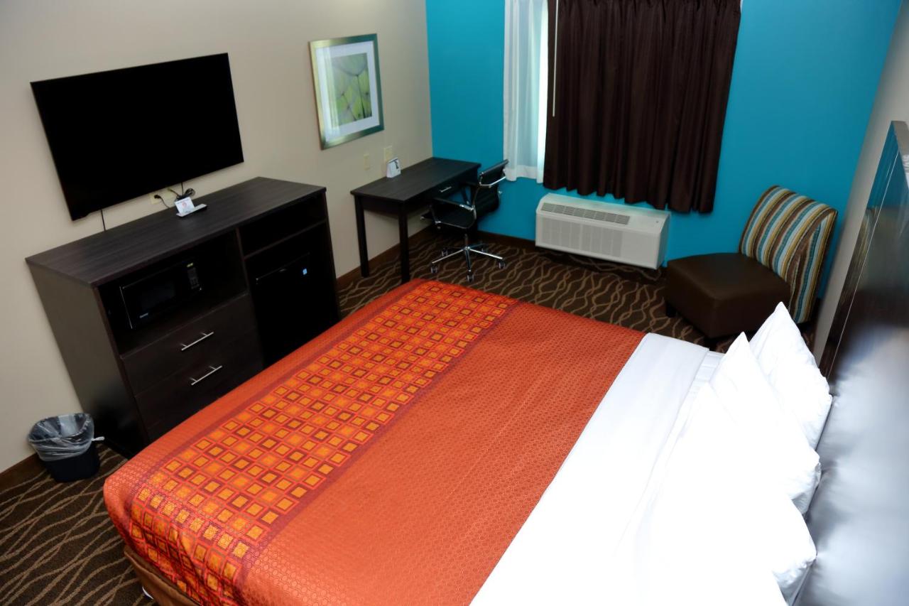 1 King Bed Non-Smoking at Americas Best Value Inn & Suites Prairieville