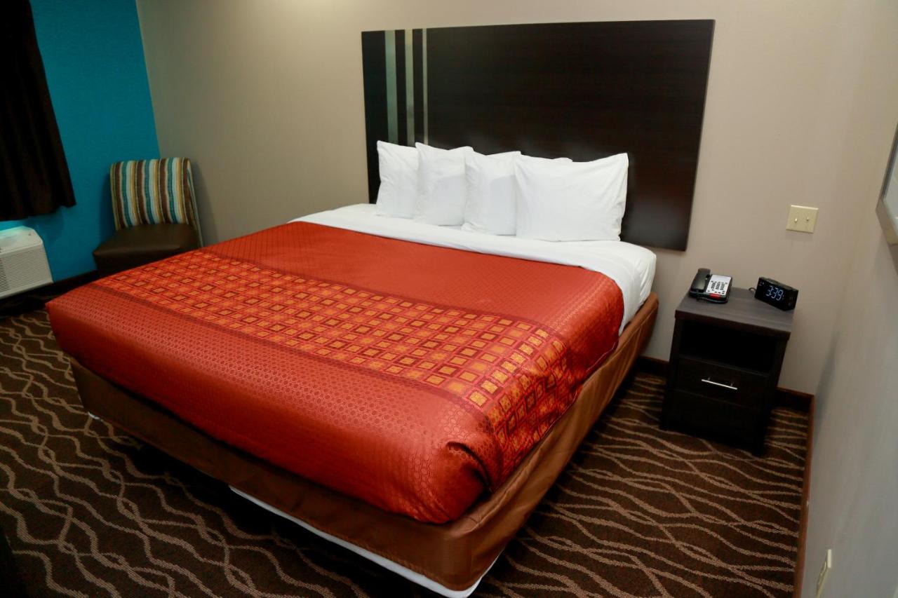 1 King Bed Non-Smoking at Americas Best Value Inn & Suites Prairieville